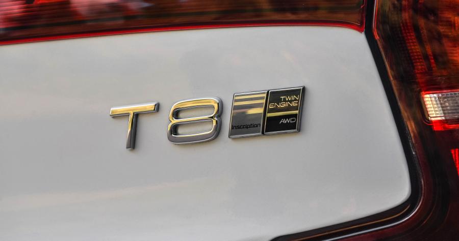 Логотип Volvo XC60 T8 Inscription 2017 года  (NA) (фото 22 из 23)